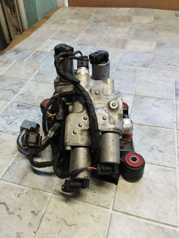 Air suspension compressor – BMW 7 Series F01 F02 F03 F04 (2008-2016)