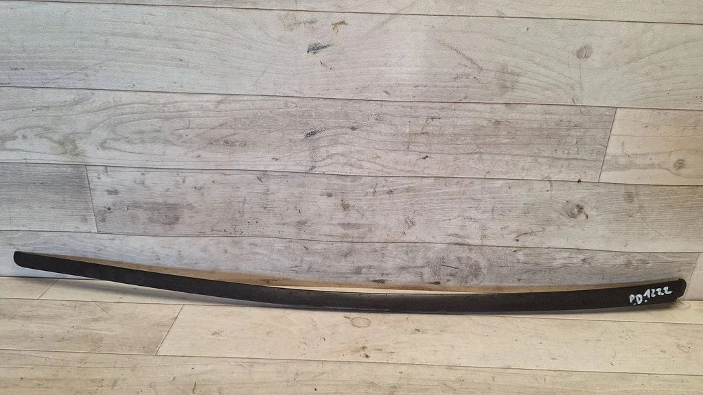 Windshield trim – front right