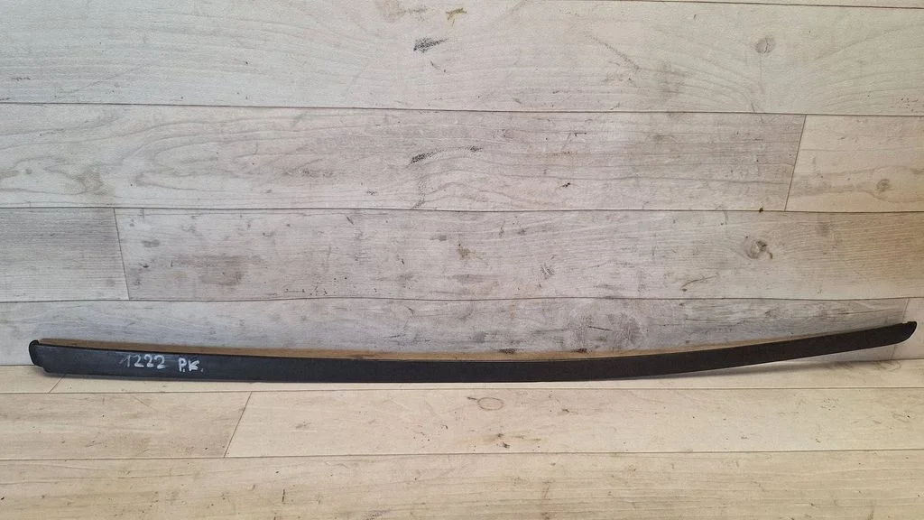Windshield trim – front left