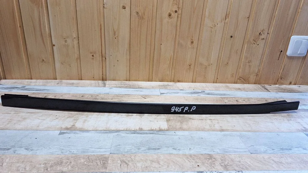 Windshield trim – front right