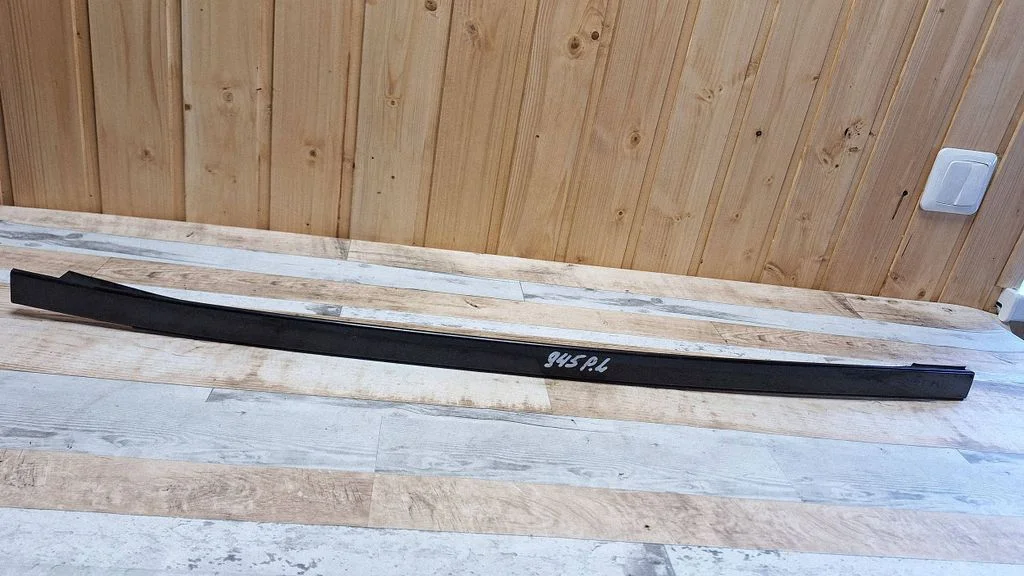 Windshield trim – front left