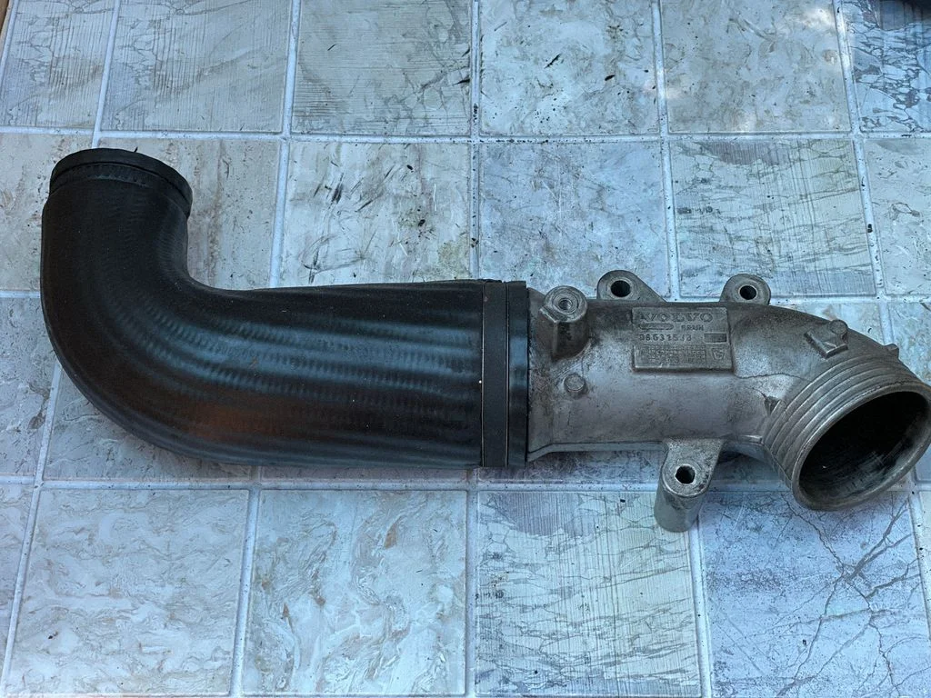 Intercooler pipe mounting bracket – Volvo S60 (2001-2004)