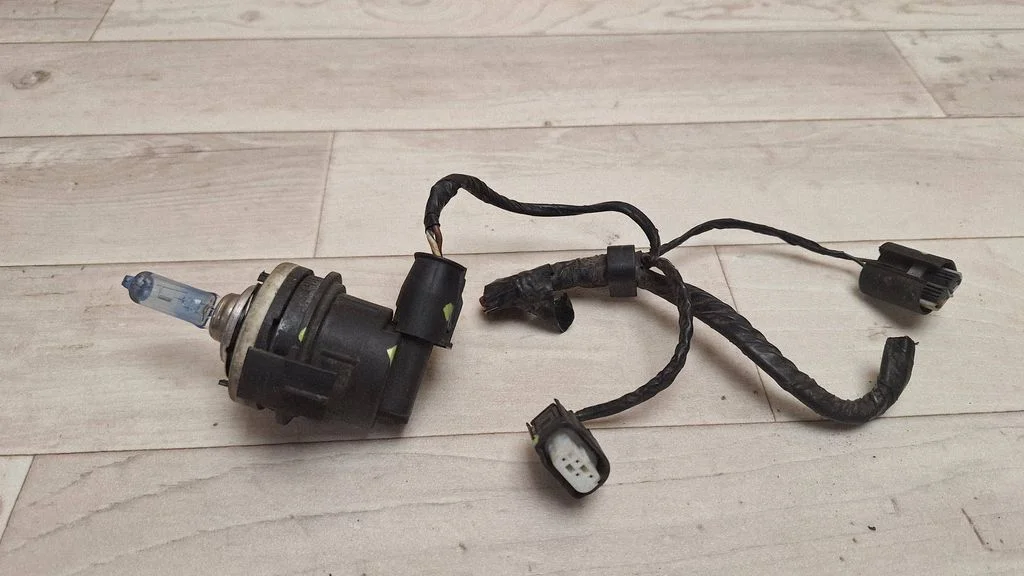 12 V Socket (front) – BMW 3 Series E46 (1998-2005)