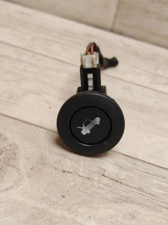 Tailgate opening switch