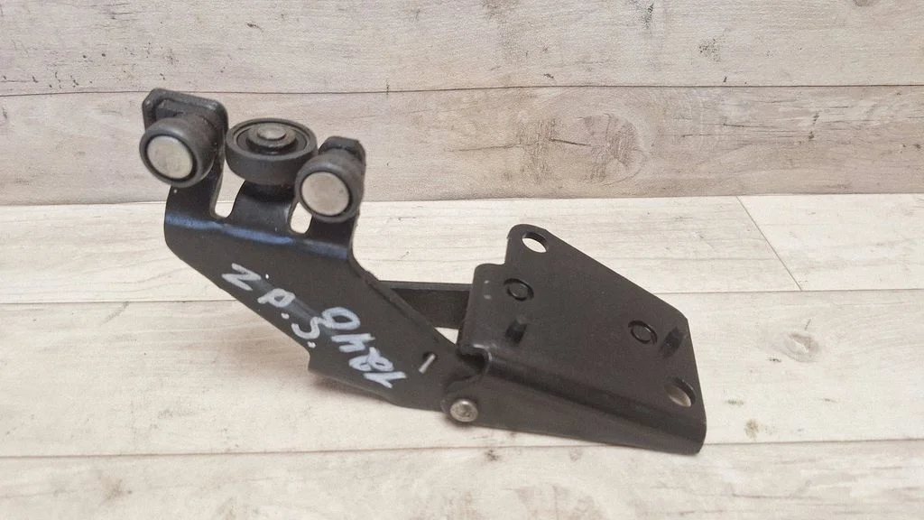 Sliding door middle roller runner