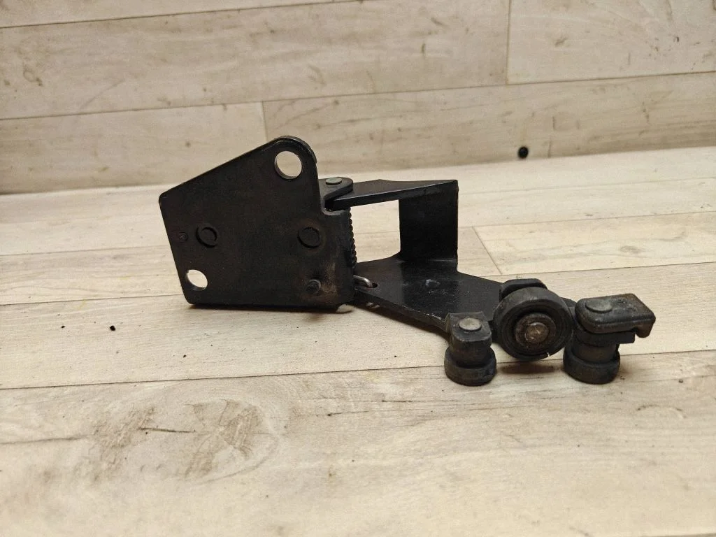 Sliding door middle roller runner