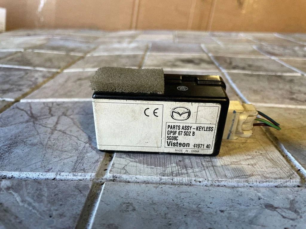 Võtmeta süsteemi KESSY (keyless) juhtplokk/moodul – Mazda 6 (2002-2008)