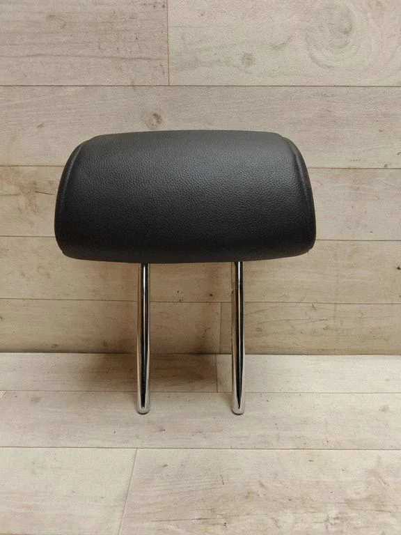 Rear seat headrest – centre