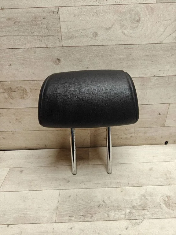 Rear seat headrest – rear right