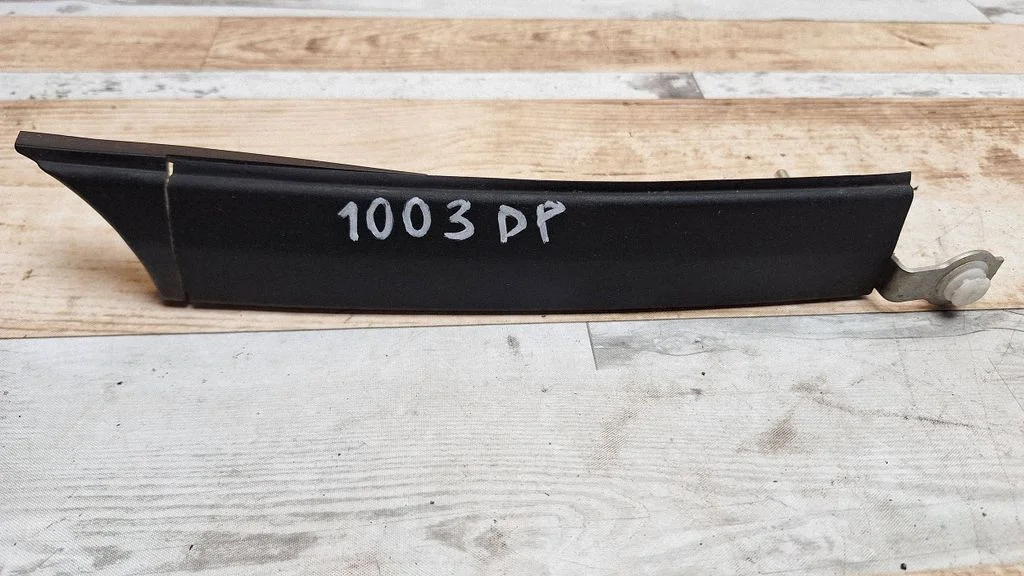 Front door glass trim molding C235509H1 – Mazda 5 (2005-2010)