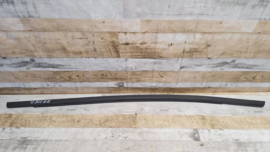 Rear door glass trim molding 31278606