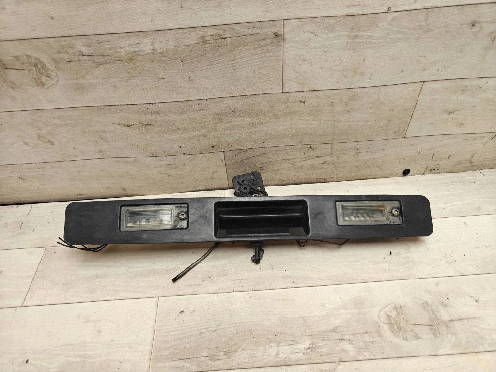 Trunk door license plate light bar 9203101