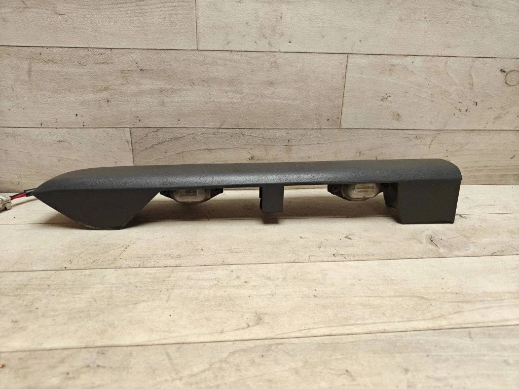 Trunk door license plate light bar 908119C500B1