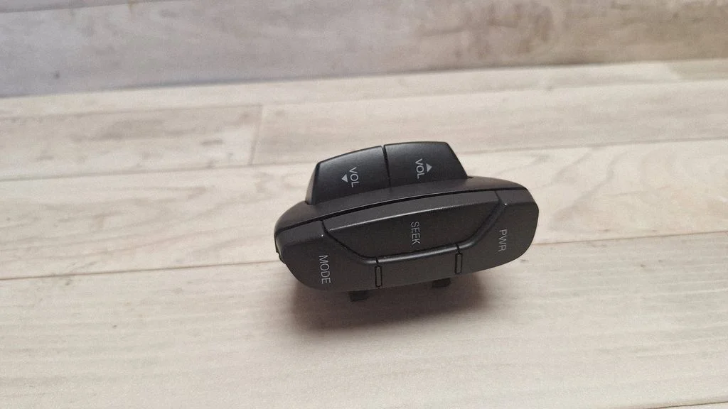 Steering wheel buttons/switches 96645122