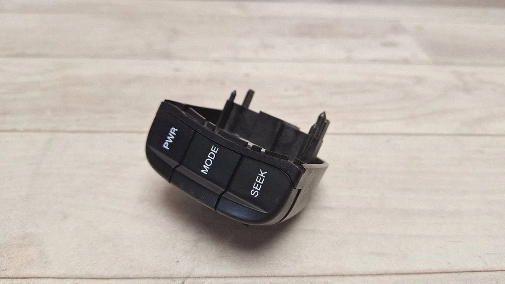 Steering wheel buttons/switches