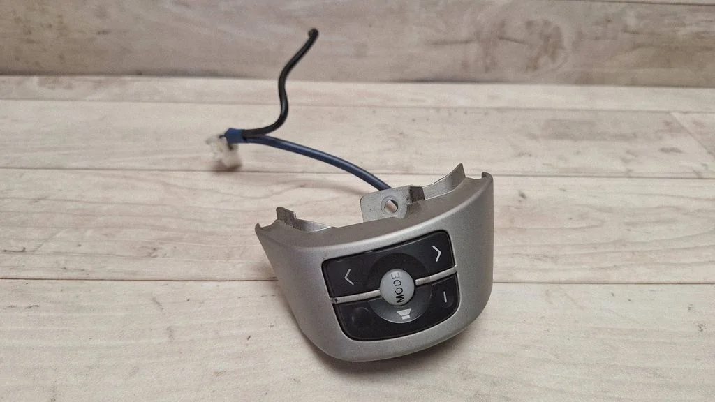 Steering wheel buttons/switches