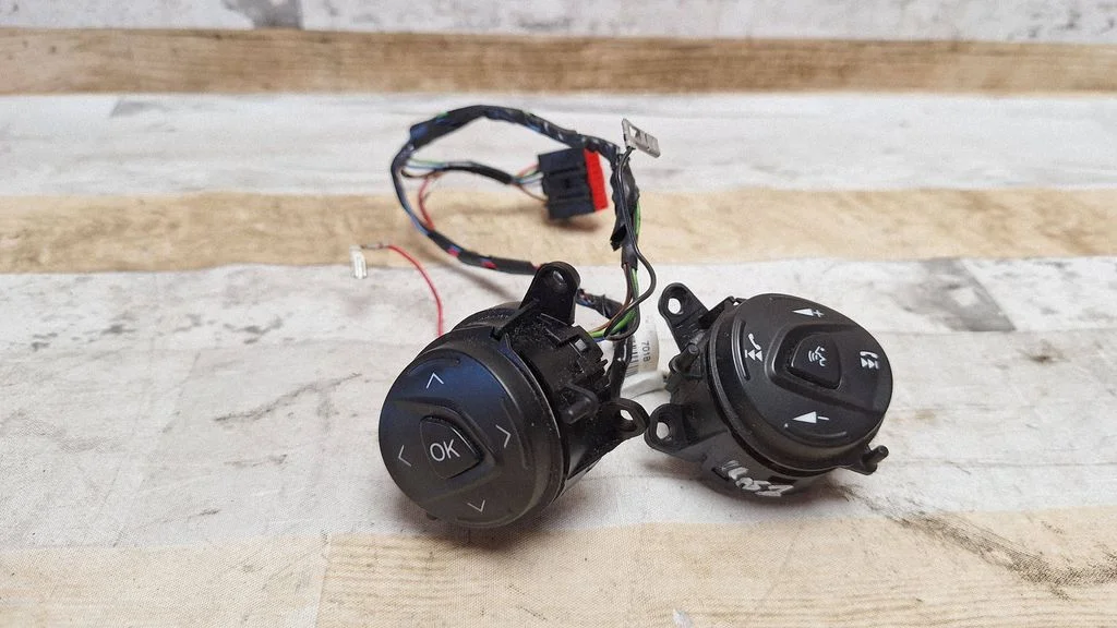 Steering wheel buttons/switches DM5T14K147DA