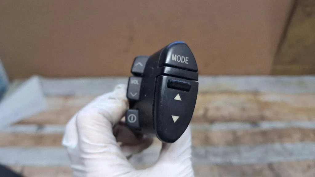 Steering wheel buttons/switches 8623020010