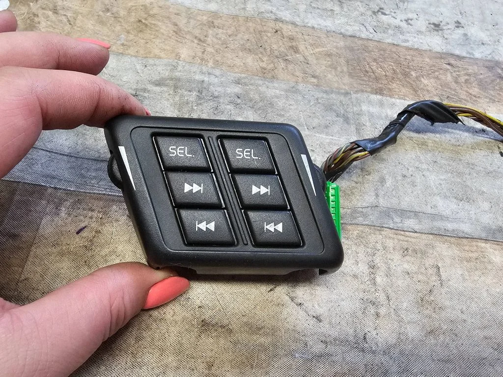 Steering wheel buttons/switches 19206