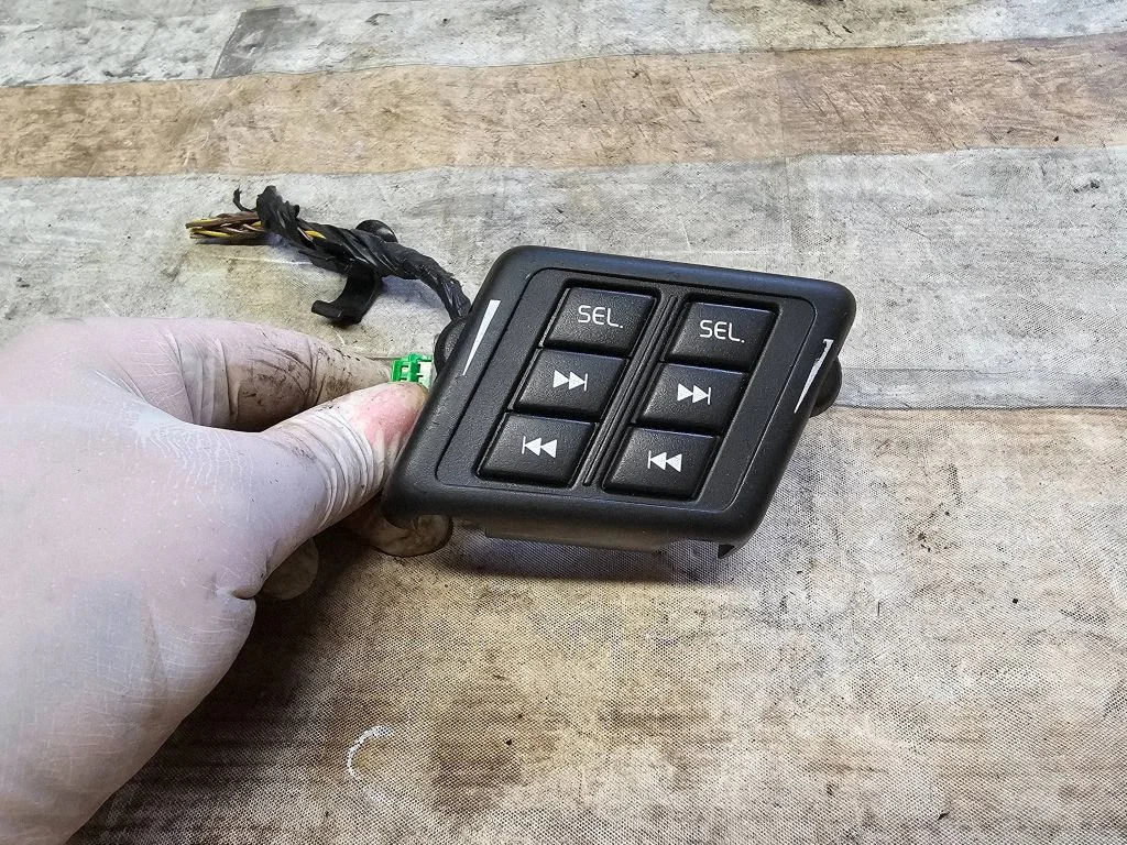Steering wheel buttons/switches 19206
