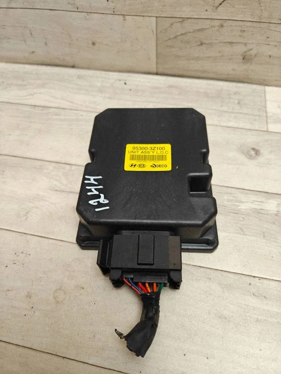 Voltage converter/converter module – Hyundai i40 (2011-)