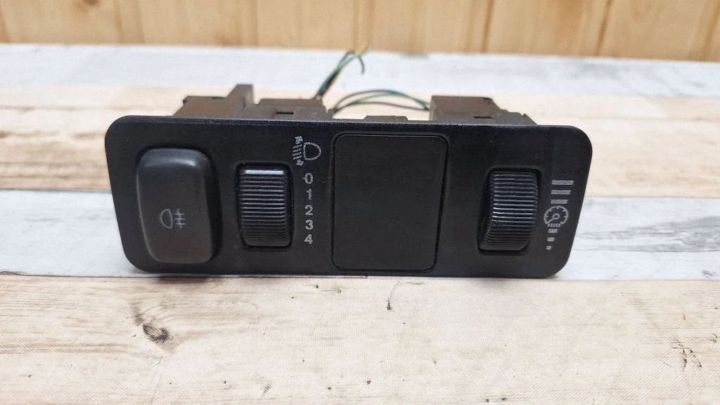 A set of switches – Mitsubishi Outlander (2001-2007)