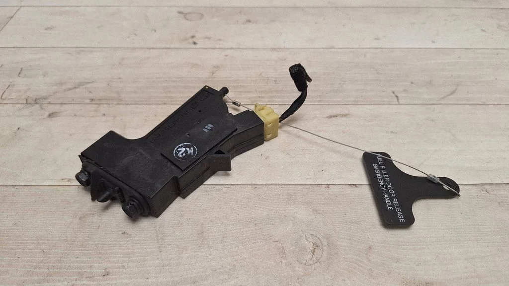 Fuel tank cap lock motor