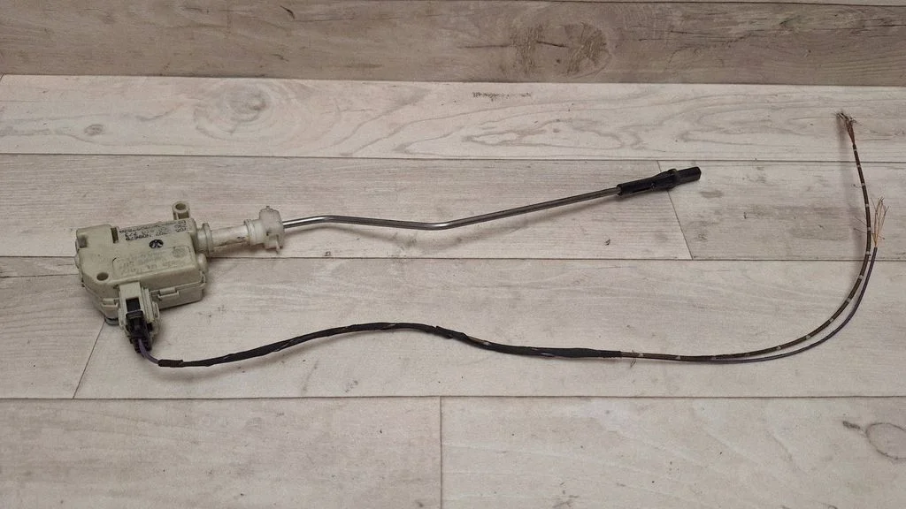 Fuel tank cap lock motor