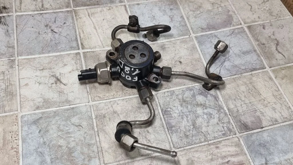 Fuel distributor – Ford Focus C-MAX (2003-2010)