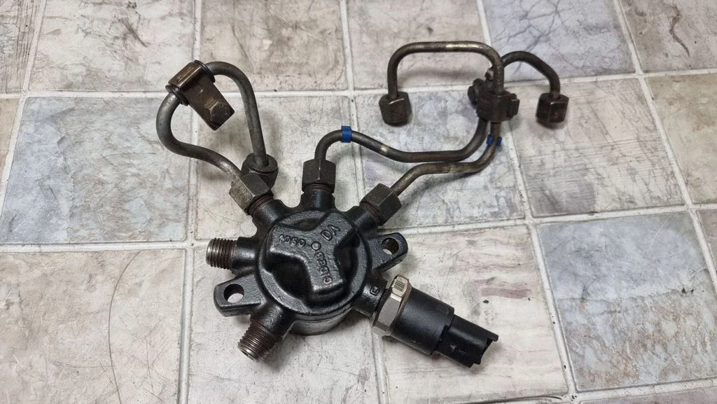 Fuel distributor – Ford Focus C-MAX (2003-2010)