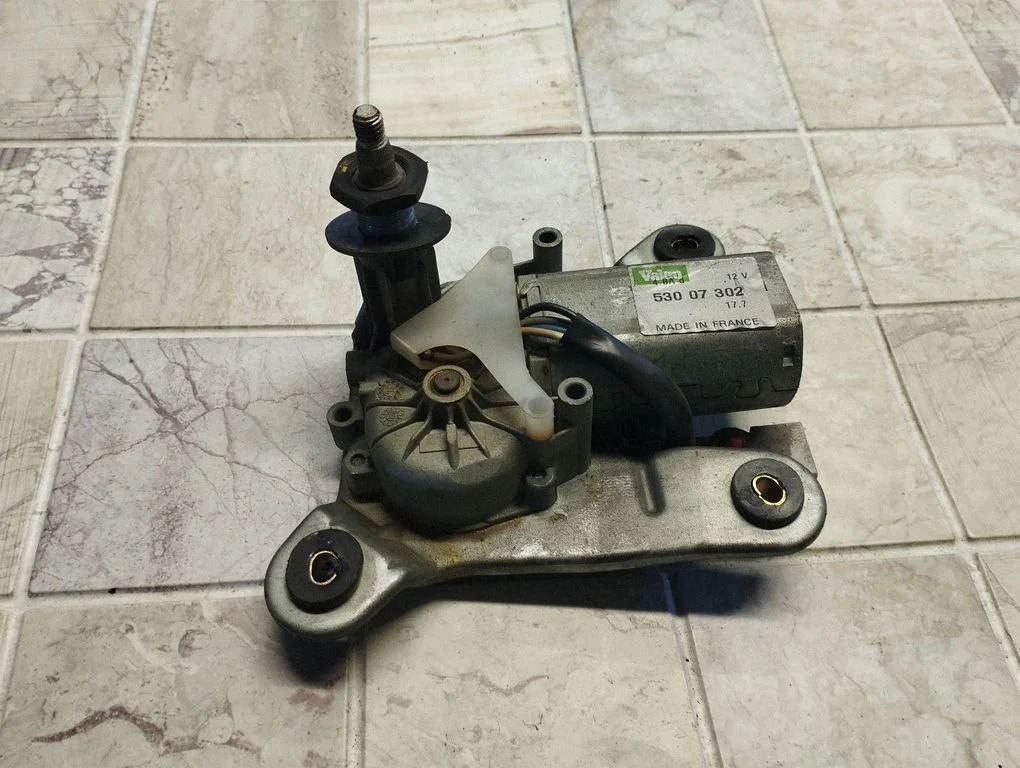 Rear window wiper mechanism – Honda Civic (1996-2000)