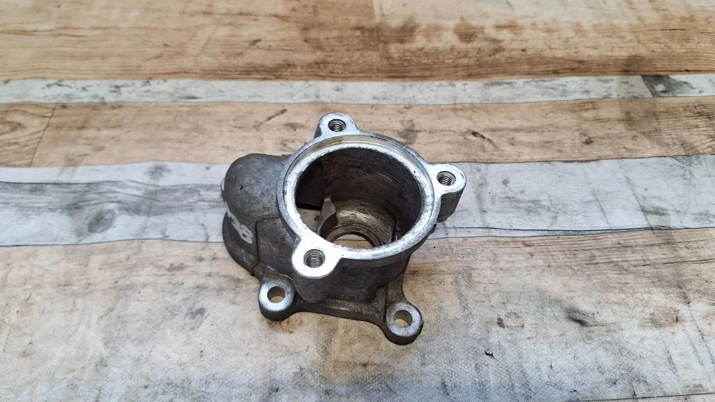Thermostat housing – Nissan Almera N16 (2000-2010)