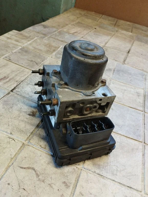 ABS-plokk – Toyota Corolla Verso E121 (2001-2004)