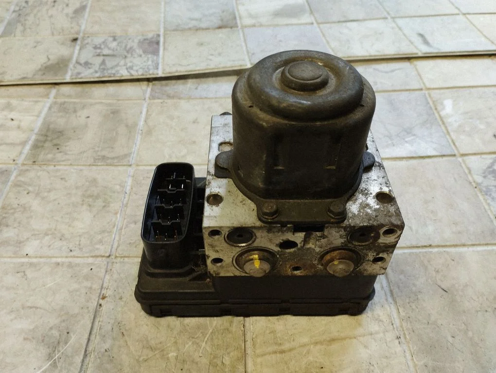 ABS-plokk – Toyota Corolla Verso E121 (2001-2004)