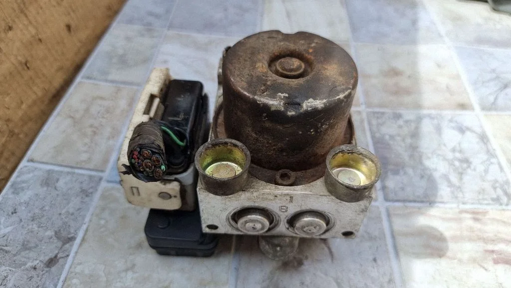 ABS block GJ6A437A0