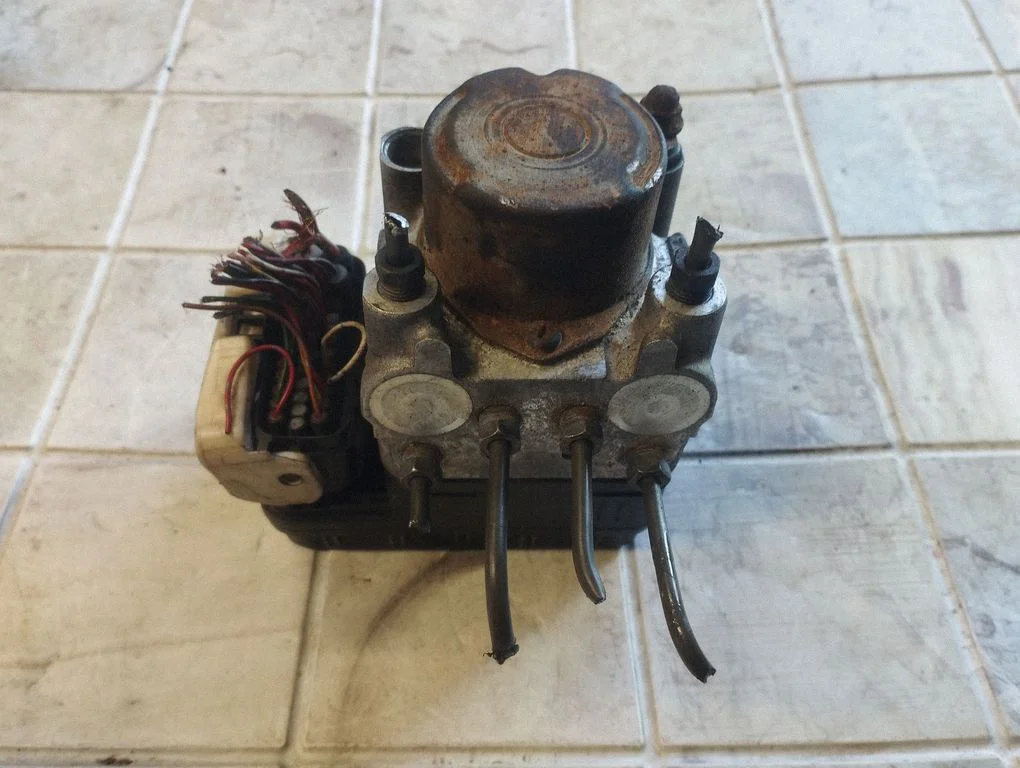 ABS block – Toyota RAV 4 (XA20) (2000-2005)