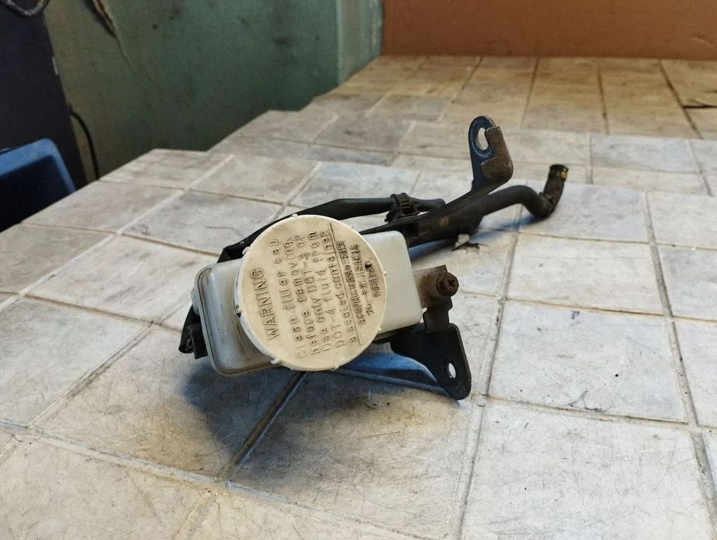 Brake fluid reservoir