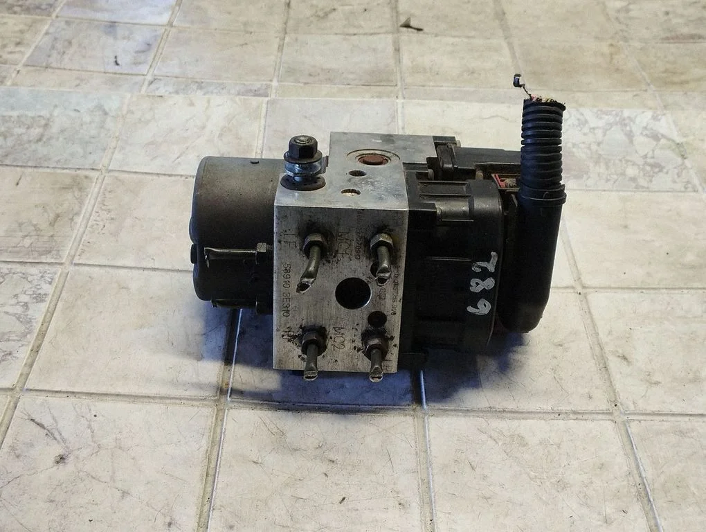 Pompa ABS 589103E310