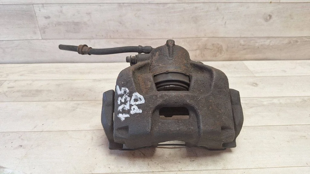 Front brake caliper – front right