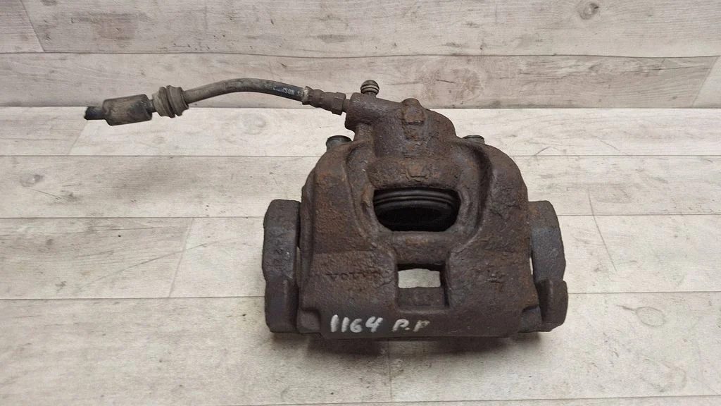 Front brake caliper – front right