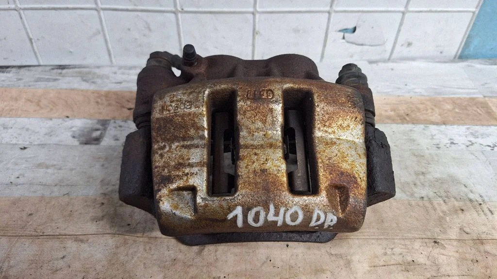 Front brake caliper – front right