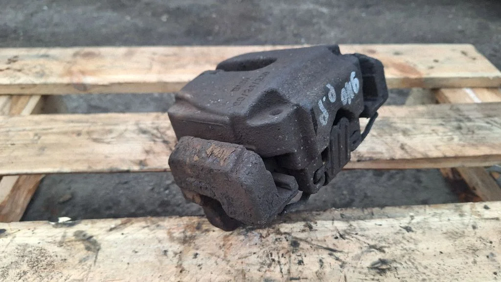 Front brake caliper – front right