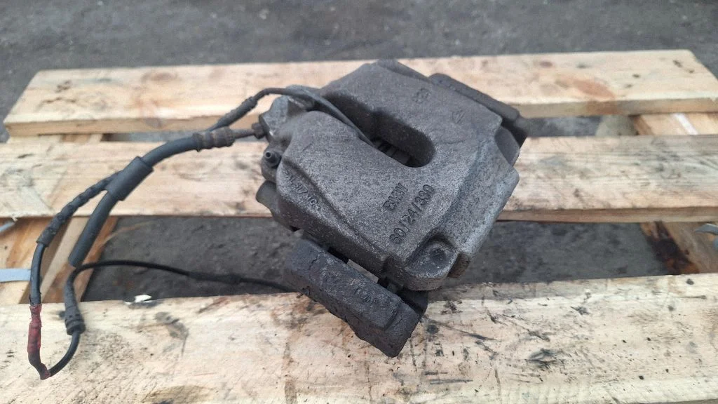 Front brake caliper – front left