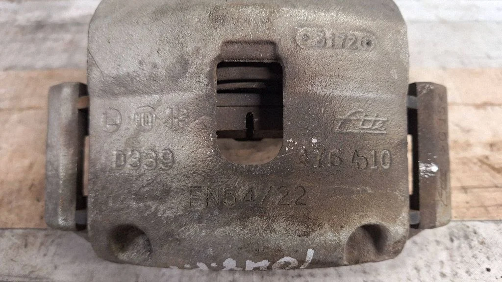 Front brake caliper D389