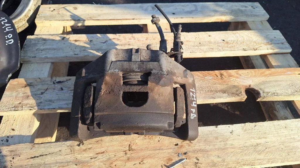 Front brake caliper – front right