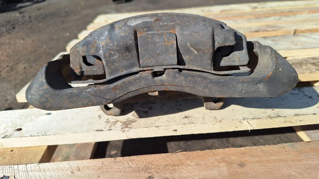 Front brake caliper – front left