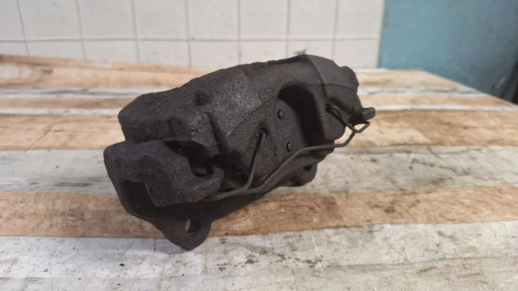 Front brake caliper – front left