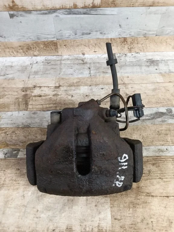 Front brake caliper – front right