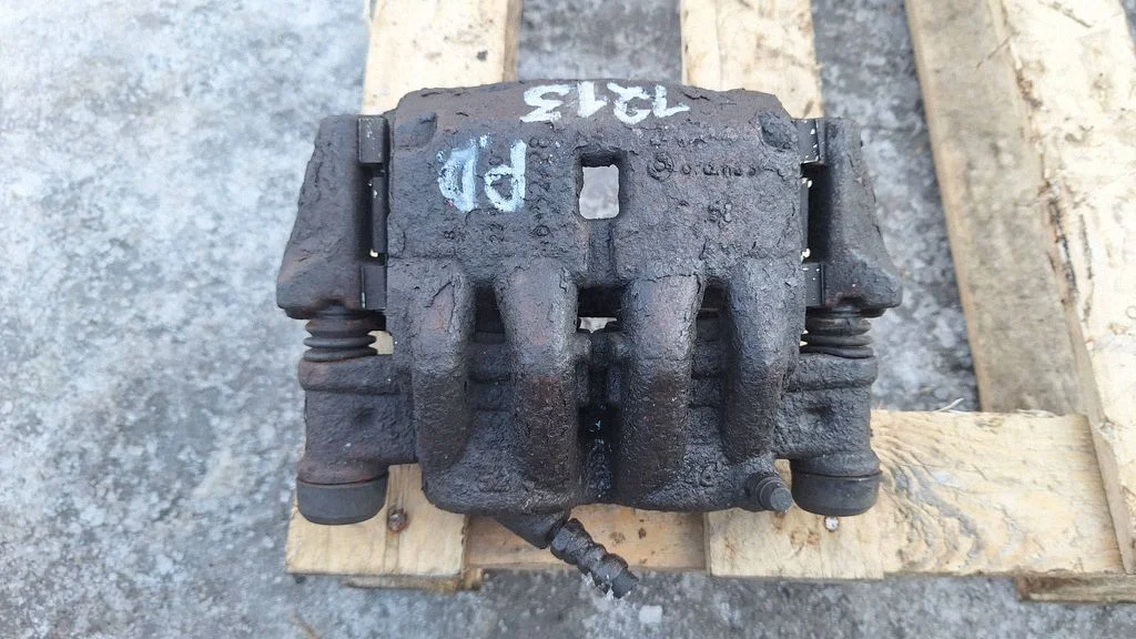 Front brake caliper – front right