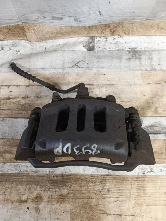 Front brake caliper – front right